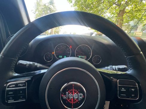 Used 2015 Jeep Wrangler Unlimited Sahara AWD/4WD image 39
