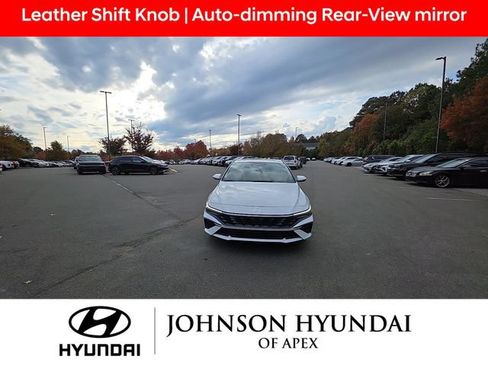 Used 2025 Hyundai Elantra Limited FWD image 11