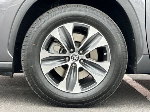 Used 2024 Toyota Highlander XLE FWD image 25