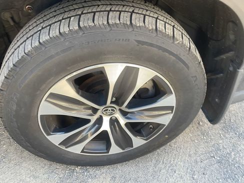 Used 2021 Toyota Highlander XLE image 21