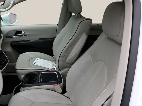 Used 2018 Chrysler Pacifica Limited w/ Advanced Safetytec Group FWD image 13