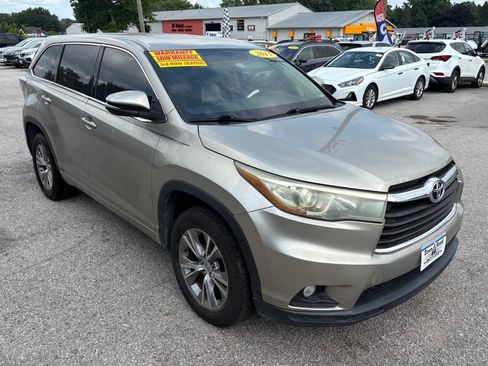 Used 2015 Toyota Highlander Plus FWD image 1