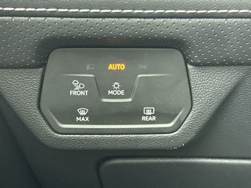 Used 2025 Volkswagen Atlas SE AWD/4WD image 15