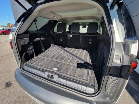 Used 2024 Land Rover Discovery S image 5