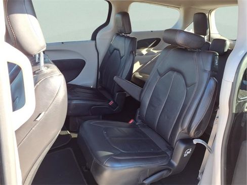 Used 2019 Chrysler Pacifica Touring-L image 16