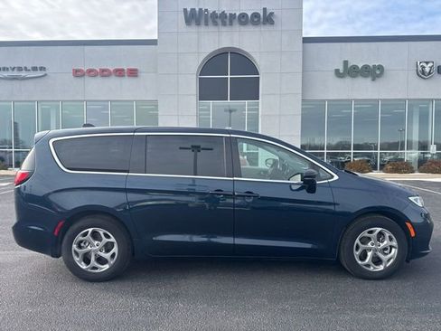 Used 2024 Chrysler Pacifica Limited image 10