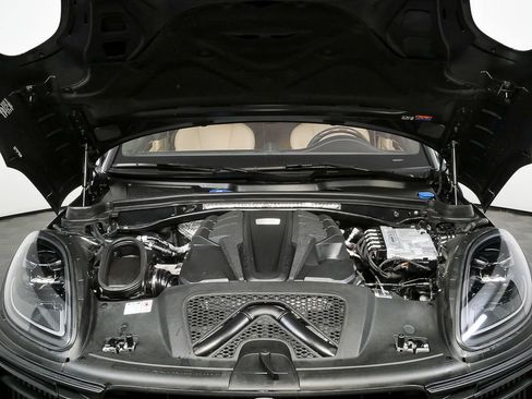 Certified 2025 Porsche Macan GTS image 35