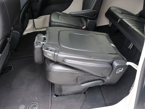 Used 2024 Chrysler Pacifica Touring-L FWD image 29