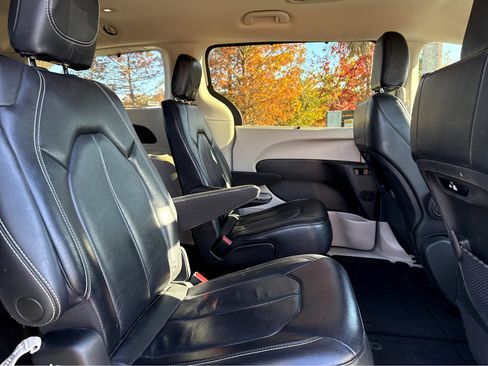 Used 2022 Chrysler Pacifica Touring-L image 22