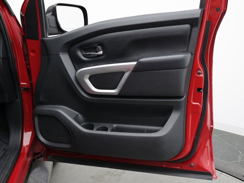 Used 2022 Nissan Titan SV RWD image 40