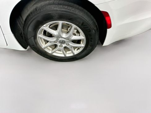 Used 2024 Chrysler Pacifica Touring-L FWD image 11