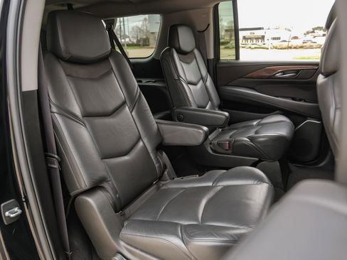 Used 2017 Cadillac Escalade ESV Luxury AWD/4WD image 36