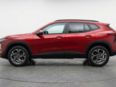 Used 2025 Chevrolet Trax LT FWD image 5
