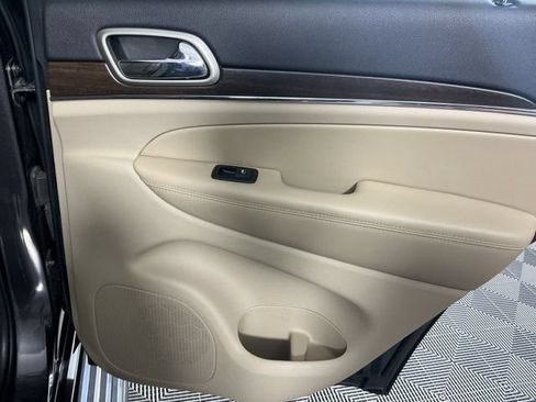 Used 2017 Jeep Grand Cherokee Limited AWD/4WD image 11