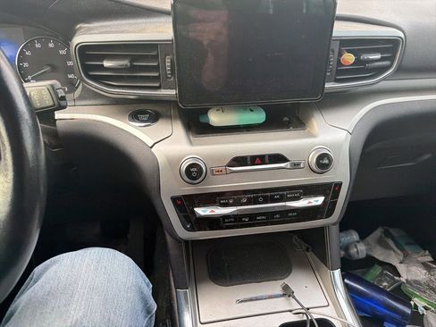 Used 2022 Ford Explorer XLT w/ Equipment Group 202A image 12