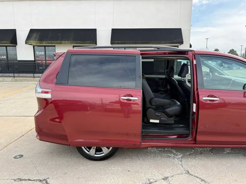 Used 2018 Toyota Sienna SE FWD image 23