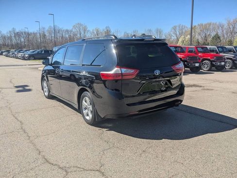 Used 2018 Toyota Sienna LE image 3