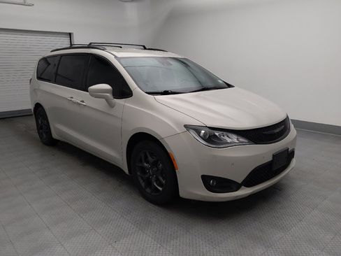 Used 2020 Chrysler Pacifica Touring-L Plus FWD image 13
