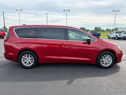Used 2025 Chrysler Pacifica Select FWD image 6