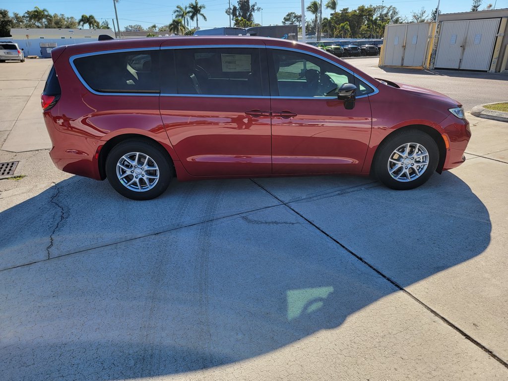New 2026 Chrysler Pacifica Select FWD image 5