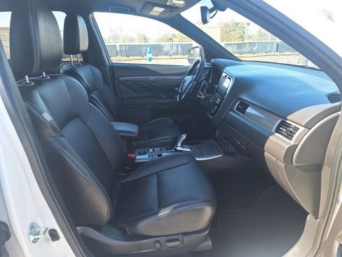 Used 2019 Mitsubishi Outlander 4WD Plug-In Hybrid image 19