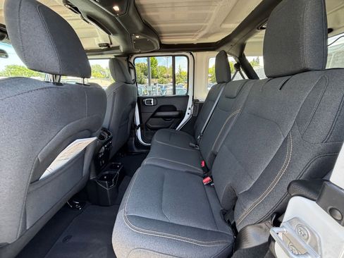 Used 2025 Jeep Wrangler Unlimited Sahara AWD/4WD image 25