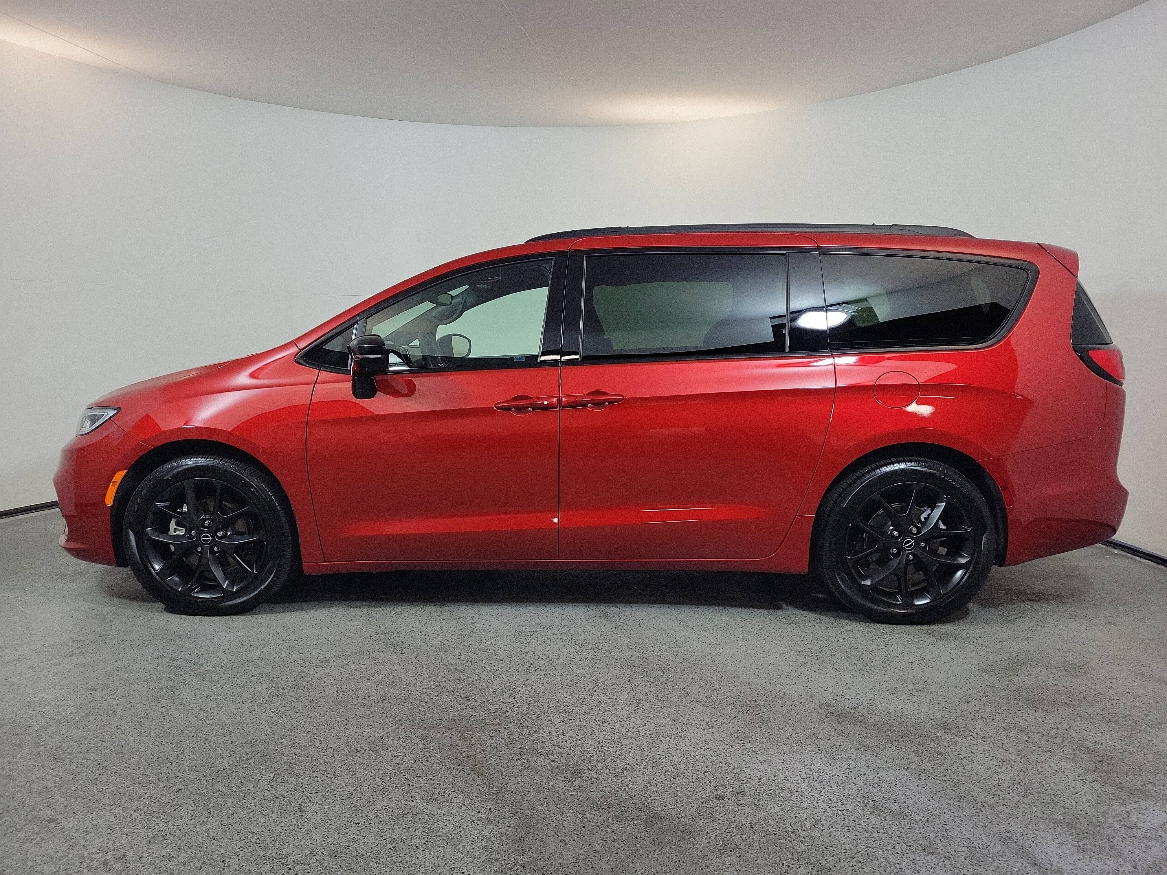 Used 2026 Chrysler Pacifica Limited w/ S Appearance Package FWD image 4