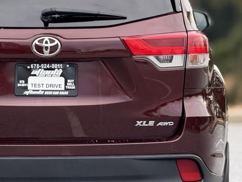 Used 2019 Toyota Highlander XLE image 16
