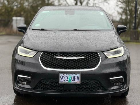 Used 2025 Chrysler Pacifica Select image 8