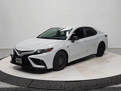 Used 2023 Toyota Camry SE FWD image 3