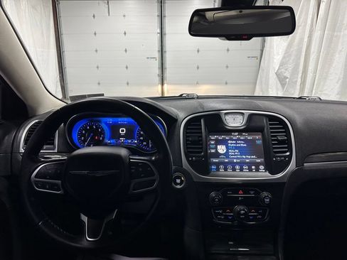 Used 2019 Chrysler 300 Touring RWD image 16