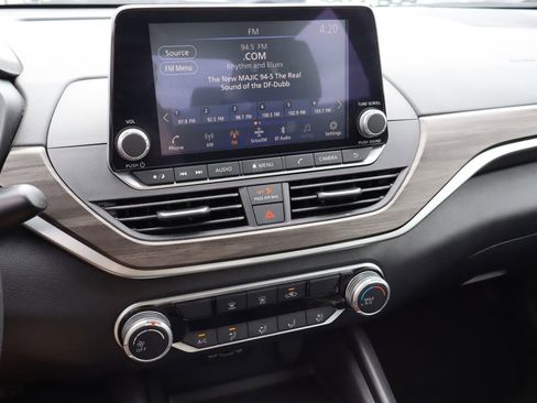 Used 2025 Nissan Altima 2.5 SV FWD image 6