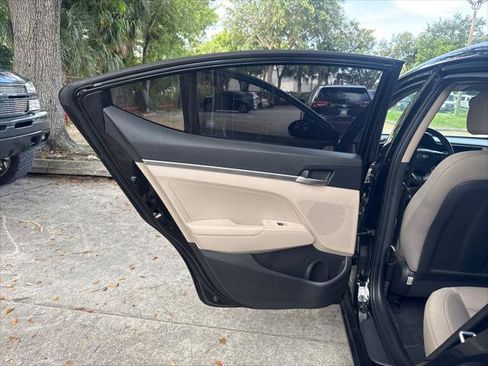 Used 2020 Hyundai Elantra SE FWD image 20