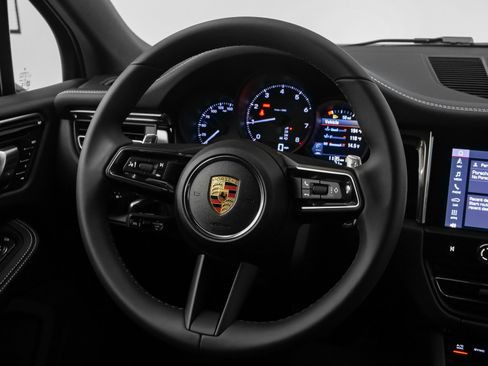 Used 2025 Porsche Macan image 33