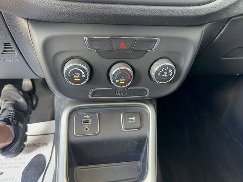 Used 2018 Jeep Compass Latitude FWD image 21