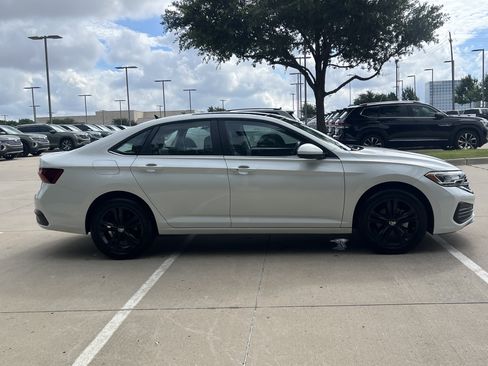 Used 2023 Volkswagen Jetta SE w/ Panoramic Sunroof Package FWD image 11