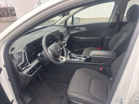 Used 2025 Kia Sportage LX image 9