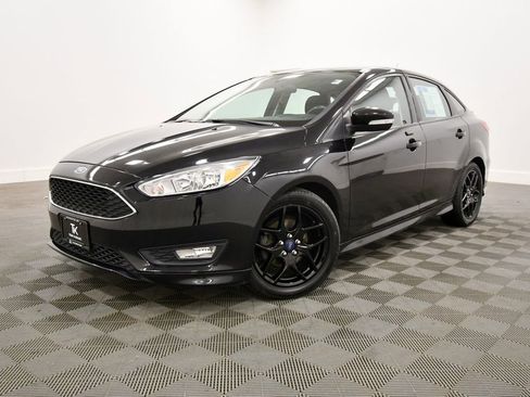 Used 2016 Ford Focus SE w/ SE Sport Package FWD image 2