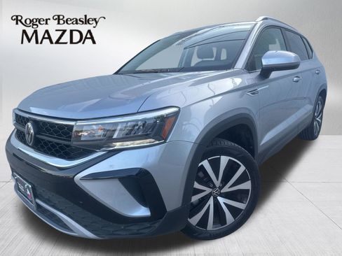 Used 2024 Volkswagen Taos SE image 1