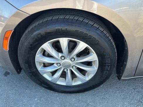 Used 2017 Chrysler Pacifica Touring-L image 41