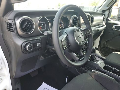 Certified 2023 Jeep Gladiator Sport AWD/4WD image 17