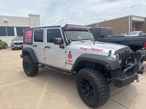 Used 2010 Jeep Wrangler Unlimited Sahara AWD/4WD image 3