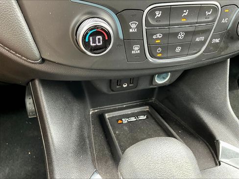 Used 2023 Chevrolet Traverse LT FWD image 16
