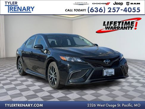 Used 2024 Toyota Camry SE image 1