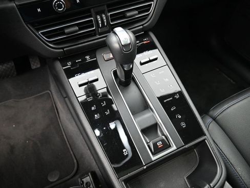 Certified 2025 Porsche Macan AWD/4WD image 23