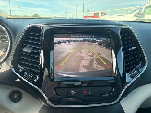 Used 2019 Jeep Cherokee Limited image 29