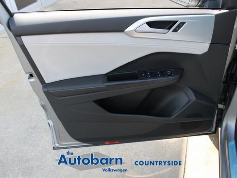 Used 2025 Volkswagen Taos SE AWD/4WD image 10