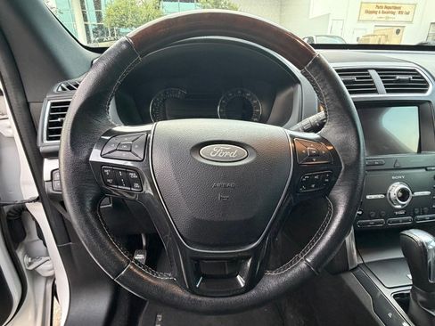 Used 2019 Ford Explorer Platinum AWD/4WD image 10
