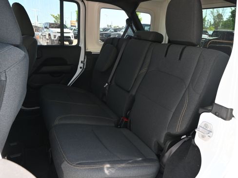 Used 2025 Jeep Wrangler Unlimited Sahara AWD/4WD image 10