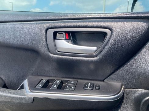Used 2017 Toyota Camry SE FWD image 14